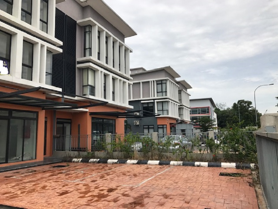 kawasan perindustrian balakong jaya selangor semi-detached factory for sale.